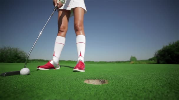 Golf Kulübünde Oynayan Kafkasyalı Genç Bir Kadını Yakından Çek Elinde — Stok video