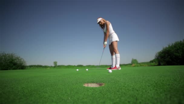 Ładny Redhead Kobieta Przemian Uderzając Trzy Kulki Golf Atrakcyjnych Kobiet — Wideo stockowe