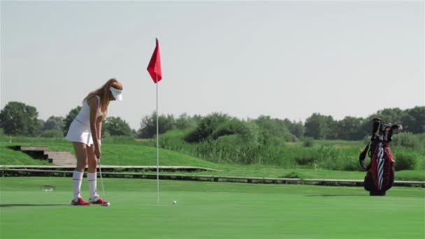 Largo Tiro Atractiva Mujer Caucásica Preparándose Para Puesta Golf Joven — Vídeos de Stock