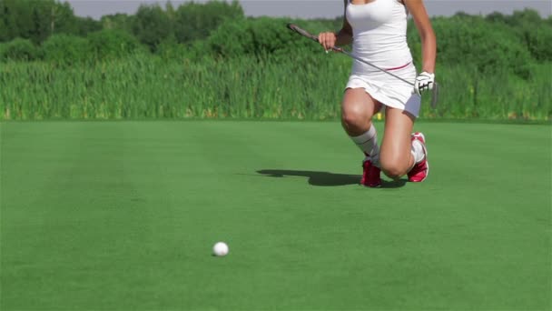Atraktivní Kavkazský Žena Klečí Golf Detailní Záběr Sexy Ženský Golfer — Stock video