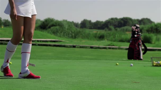 Mujer Caucásica Joven Mirando Hoyo Campo Golf Chica Pelirroja Bonita — Vídeos de Stock