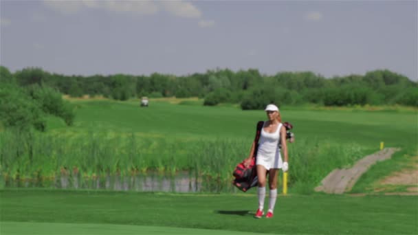 Plan Long Une Jeune Rousse Portant Sac Golf Jolie Rousse — Video