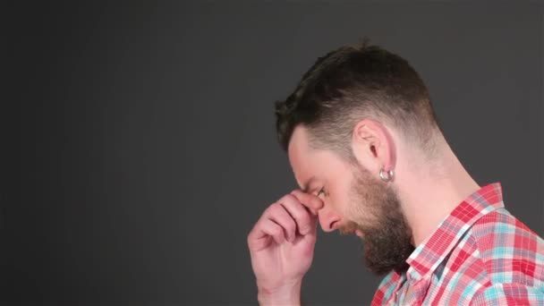 Вид Сбоку Брюнетку Хипстера Размышляющего Над Проблемой Молодой Бородатый Мужчина — стоковое видео