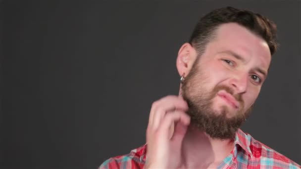 Nahaufnahme Eines Modernen Mannes Der Sich Seinen Wunderschönen Bart Kratzt — Stockvideo