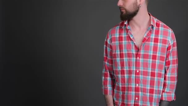 Brunett Hipster Att Hålla Händerna Fickorna Young Skäggig Man Tittar — Stockvideo