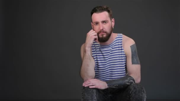Jonge Bebaarde Man Bezorgd Geïsoleerd Donkere Grijze Achtergrond Kaukasische Hipster — Stockvideo
