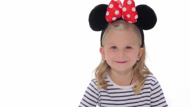 Sevimli Küçük Kız Onu Başparmak Göstermek Yukarıya Beyaz Çocuk Kameraya — Stok video
