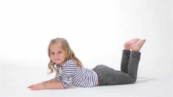 Beyaz Arka Plan Üzerinde Izole Bacaklarını Sallanan Küçük Sarışın Kız — Stok video