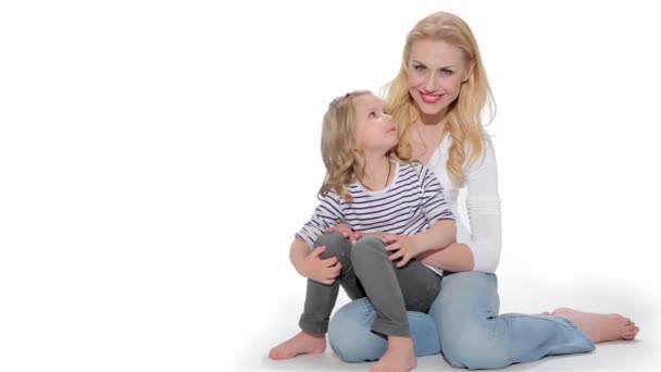 Kaukasische Meisje Zittend Haar Moeders Knieën Mooie Blonde Moeder Met — Stockvideo