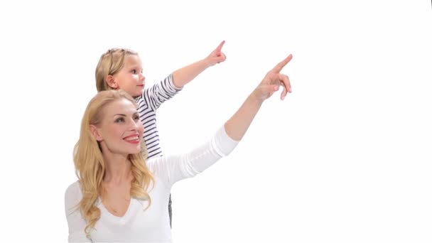 Kaukasische Vrouwelijke Kind Met Haar Moeder Hun Wijsvingers Omhoog Wijzen — Stockvideo