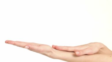 Genç kadın okşayarak ellerini kapatın. Birbirimizi okşama güzel eller. Kafkas kadın onun avuç içi ve beyaz arka plan üzerinde izole bilek masaj