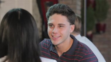 Barda içki içen beyaz bir adamın yakını. Yakışıklı adam barda esmer kız ile konuşuyor. Esmer adam barda bir kız ile bir tarih olan çizgili t-shirt giymiş