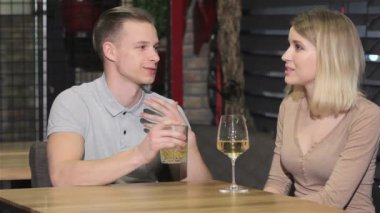 Restoranda randevusu olan genç bir çift. Sarışın adam, sarışın kız beyaz şarap içerken sert bir içki içiyor. Çekici beyaz adam masadaki beyaz bir kadınla konuşuyor.