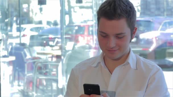 Zamknij Się Młody Człowiek Pomocą Telefon Kawiarni Kaukaski Mężczyzna Patrząc — Wideo stockowe