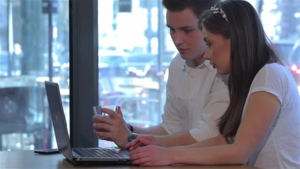 Ganska Kaukasisk Kvinna Använder Laptop Nära Ung Man Café Brunett — Stockvideo
