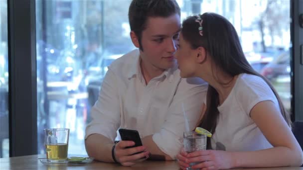 카페에서 그녀의 친구에 에스키모 키스를 그녀의 잘생긴 남자와 — 비디오