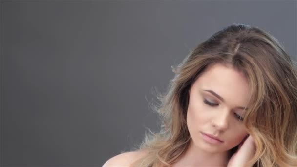 Close Modelo Feminino Sexy Tocando Seu Rosto Mulher Cabelos Castanhos — Vídeo de Stock