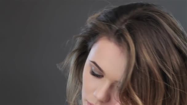 Primer Plano Hermosa Modelo Femenina Tocando Sus Labios Chica Caucásica — Vídeo de stock