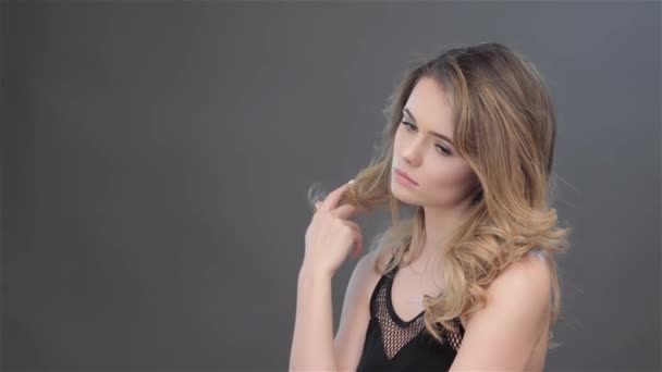 Ganska Kaukasiska Flicka Glowering Kameran Sexig Kvinnlig Modell Crossly Kasta — Stockvideo