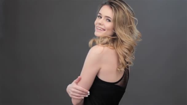 Junges Sexy Mädchen Legt Ihre Haare Auf Ihre Brust Hübsche — Stockvideo