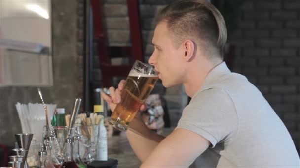 Blond Człowiek Uśmiechnięty Łyk Piwa Kaukaski Mężczyzna Spędza Czas Barze — Wideo stockowe