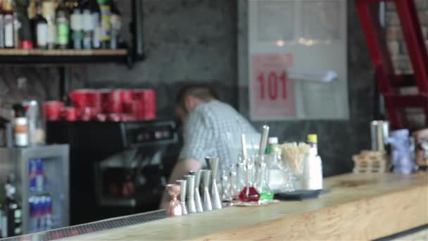 Sarışın Adam Bir Bardak Bira Sipariş Ediyor Beyaz Adam Bar — Stok video