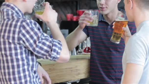Dekat Dengan Tiga Teman Laki Laki Minum Minuman Beralkohol Bar — Stok Video