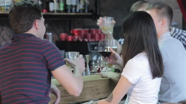 Bonita Chica Asiática Bebiendo Vino Tinto Mientras Sus Tres Amigos — Vídeos de Stock