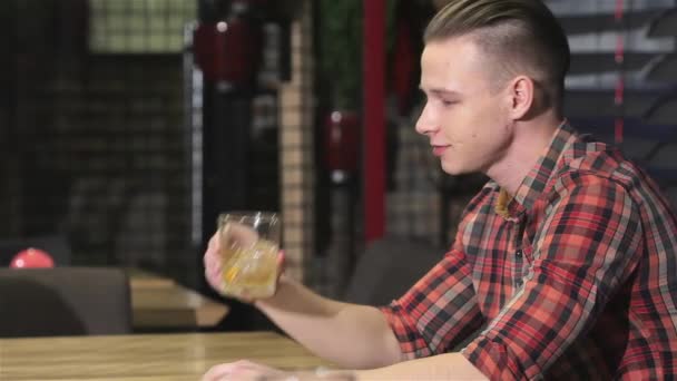 Barda Alkol Alan Sarışın Adam Pencerenin Yanında Masada Oturan Genç — Stok video