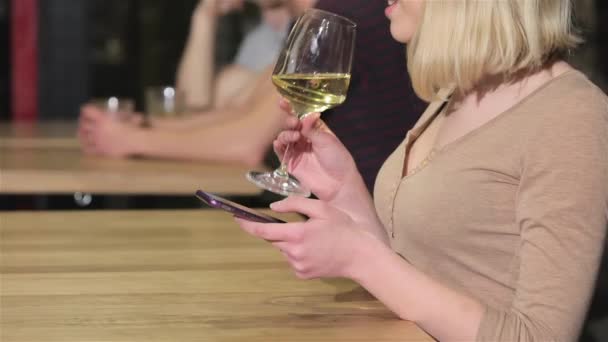 Primer Plano Mujer Rubia Bebiendo Vino Blanco Sosteniendo Teléfono Inteligente — Vídeo de stock