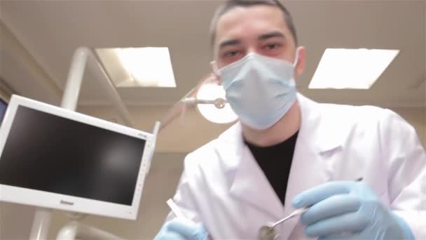 Menutup Bagaimana Dokter Gigi Muda Memeriksa Pasien Dokter Pria Memegang — Stok Video