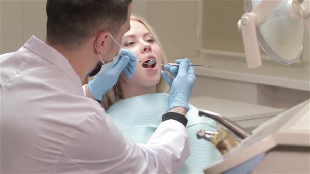 Zubař Bílých Šatech Lékařské Kontroly Zuby Dívky Pěkná Blondýnka Sedí — Stock video