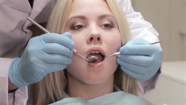 Närbild Unga Kaukasiska Kvinna Öppnar Munnen Tandläkare Skåp Tandläkaren Satte — Stockvideo