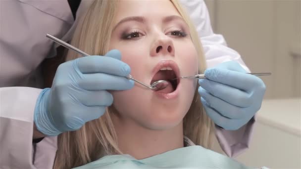 Tandläkaren Undersöka Hans Patient Dental Sonden Kaukasisk Kvinna Tar Emot — Stockvideo