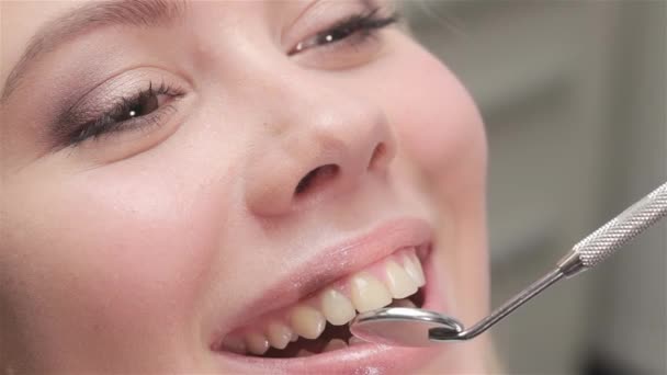 Закрыть Стоматолога Осматривающего Верхние Резцовые Зубы Доктор Стерильных Перчатках Проверяет — стоковое видео