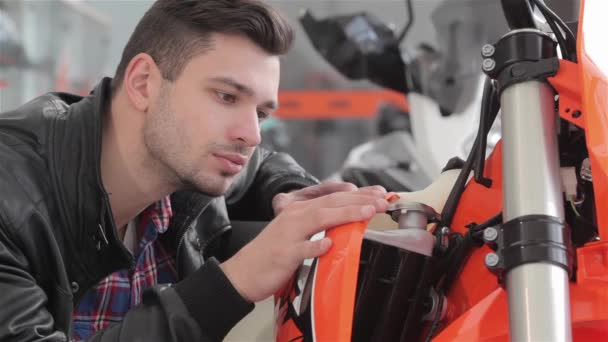 Primo Piano Dell Uomo Che Guarda Nuova Moto Arancione Ragazzo — Video Stock