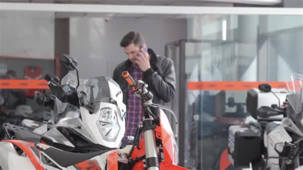 Brunette Mand Taler Telefon Motorcykel Forhandler Hvid Fyr Vej Til – Stock-video