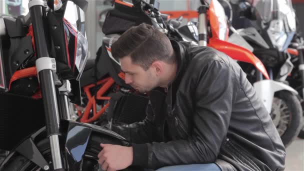 Feche Perto Homem Olhando Para Motocicleta Preta Nova Caucasiano Examinando — Vídeo de Stock