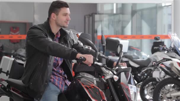 Kaukasische Man Zittend Nieuwe Zwarte Motorfiets Jonge Man Die Het — Stockvideo