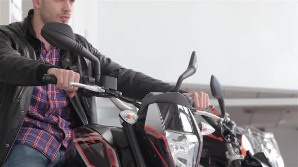 Närbild Konsult Hålla Styret Svart Motorcykel Ung Kille Vrida Styret — Stockvideo