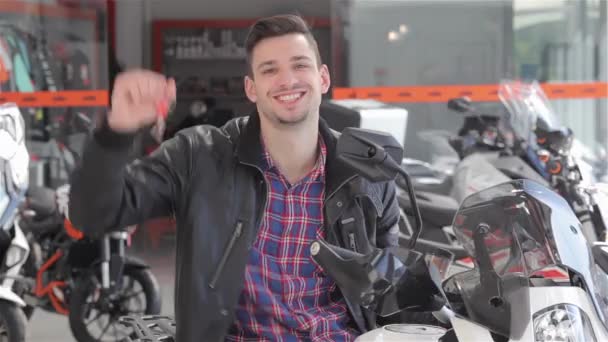 Consultor Sacudiendo Las Llaves Motocicleta Mano Primer Plano Vendedor Masculino — Vídeos de Stock