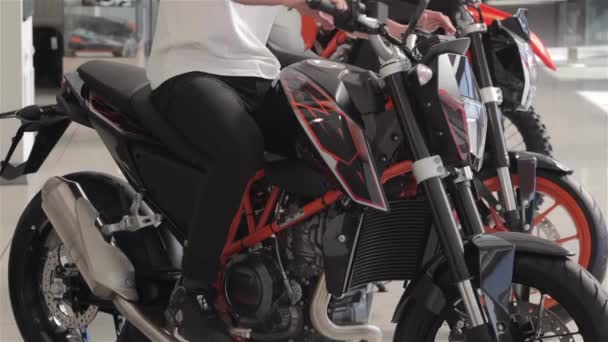 Молодой Человек Сидящий Мотоцикле Изучающий Белый Человек Поворачивает Руль Мотоцикла — стоковое видео