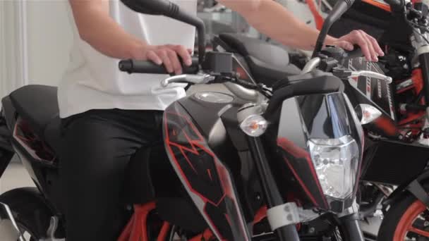 Primer Plano Del Comprador Feliz Examinando Nueva Motocicleta Joven Morena — Vídeo de stock