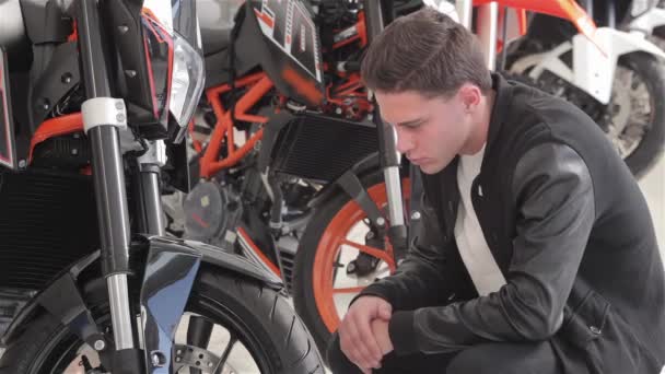 Cliente Sorridente Levantando Polegar Sentado Perto Motocicleta Fechar Homem Examinar — Vídeo de Stock