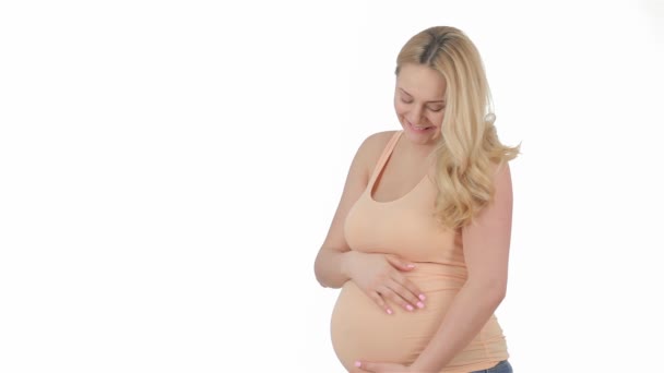 Rubia Embarazada Acariciando Suavemente Vientre Estudio Mujer Bastante Embarazada Regocijan — Vídeos de Stock