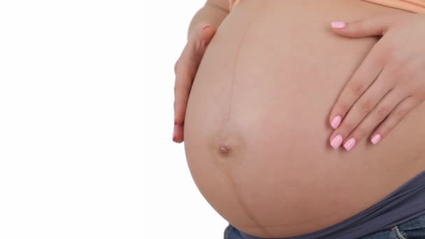 Έγκυος Γυναίκα Χαϊδεύοντας Την Κοιλιά Της Από Πάνω Προς Κάτω — Αρχείο Βίντεο