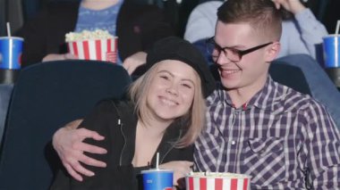 Multiplex çift oturumunda. Arkadaşlar bir film izlerken sinemada. Sinema, eğlence ve insanlar kavramı - tiyatro film izlerken mutlu arkadaşlar. Çift ve patlamış mısır yemek diğer insanlar