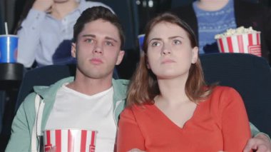 Korku korku üstünde belgili tanımlık perde gelen kız. Arkadaşlar bir film izlerken sinemada. Sinema, eğlence ve insanlar kavramı - tiyatro film izlerken mutlu arkadaşlar. Çift ve diğer insanlar yemek