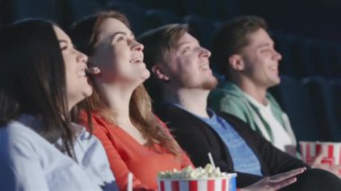 Dört arkadaş bir multiplex görünümü perspektif içinde. Arkadaşlar bir film izlerken sinemada. Sinema, eğlence ve insanlar kavramı - tiyatro film izlerken mutlu arkadaşlar. Çift ve diğer insanlar yemek