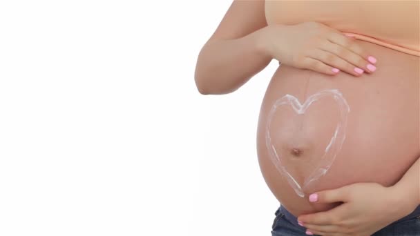 Nahaufnahme Des Gezeichneten Herzens Auf Schwangerem Bauch Schwangere Streichelt Ihren — Stockvideo